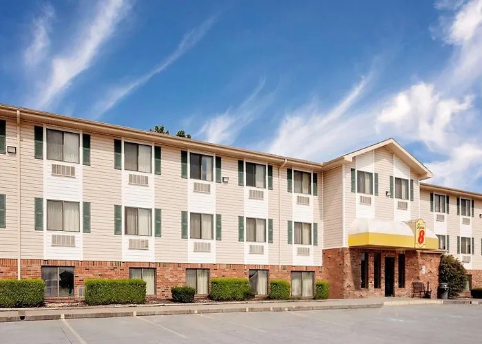 Cheap hotel: Super 8 By Wyndham Fayetteville